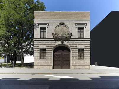 Eines der Eingangstore der ehemaligen Infanteriekaserne "Türkenkaserne". Geblieben ist nur ein Stück Fassade und ein hölzernes Tor. auf Hausnummer 17
