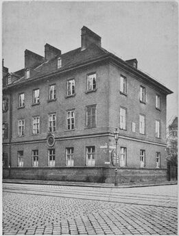 In diesem Mietshaus, es wurde im Jahr 1935 abgerissen, in den 1840er-Jahren noch mit der Bezeichnung Kasernstraße Hausnummer 6, wohnte die Familie Gabelsberger im 1. Stock. Die Ansicht zeigt die Situation entlang der Barer Straße, rechter Hand geht die Gabelsbersgerstraße ab. Das komplette Areal, mit dem ehemaligen Eckhaus war bis 1965 unbebaut geblieben.