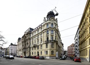 Fassadenansicht Thierschstraße 29-25. Und Blick in die Mariannenstraße.