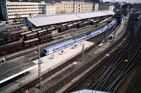 Überblick über den S_Bahnhaltepunkt und ein der beiden Güterhallen im Jahr 1993.