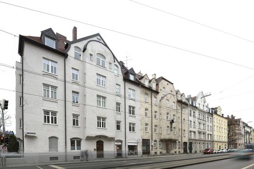 Mietshausbauten an der Leonrodstraße, Fassadenansicht der Hausnummer 42, und absteigend.