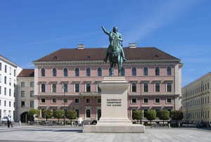 Wittelsbacher Platz mit Reiterstandbild des Kurfürsten Maximilian I.