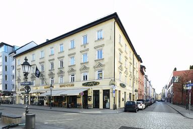 Im Jahr 2022, Feilitzschstraße - Wedekindplatz - Siegesstraße. Im Eckhaus befindet sich der "Drugstore"