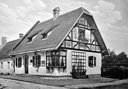 Pflasterzollhaus XIV, nach Planung Hans Grässel, Zustand um 1901, bauzeitlich Moosacher Straße 1. Dieses wurde um 1911 in ein Pförtnerhaus umgebaut. Die Zollstation erhielt im Jahr 1912 durch einen Neubau seinen Standort an der Menzinger Straße, Ecke Maria-Ward-Straße.
