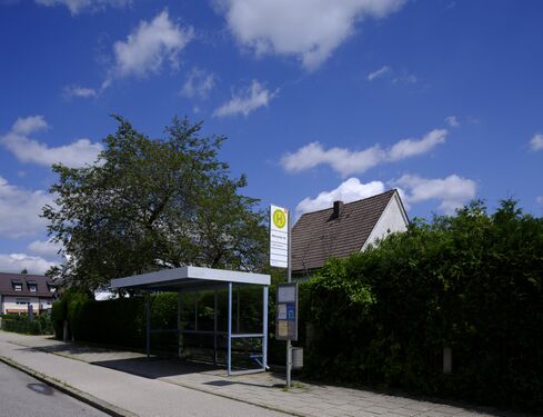 Entlang der Balanstraße, im Gebiet des Fasangartens. Bushlatestelle Obernzeller Straße der Buslinie 145, Stadteinwärts.