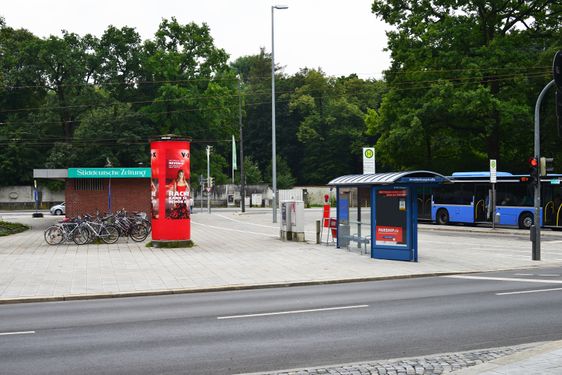 Bushaltestelle Amalienburgstraße. Juli 2014.