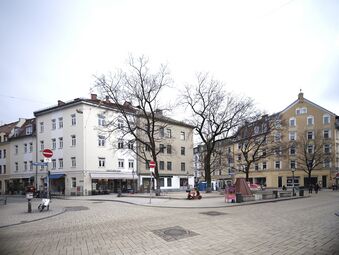 Im Jahr 2023, entgegengesetzte Blickrichtung. Blick über den Wedekindplatz, beginnend an der Einmündung Feilitzschstraße und Marktstraße, und Feilitzschstraße und der Occamstraße im Hintergrund.