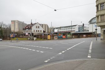 An der Kreuzung mit der Rosenheimer Straße. Im Jahr 2013 gibt es noch den Holzkontor Grombach.