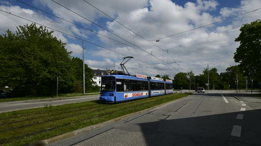 Trambahnwagen 2154 auf dem Weg nach Pasing auf dem Abschnitt Am Knie.