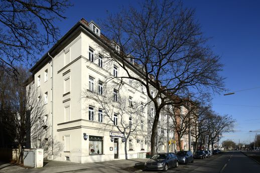 Nahe dem Leonrodplatz. Das Mietshaus Hausnummer 87. Neurenaissance, entstanden ende des 19. Jahrhunderts. Baudenkmal D-1-62-000-3843