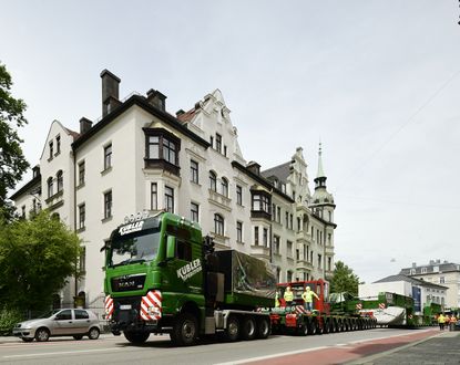 Ein Schwertransport, vor Hausnummern 24 und 26, bewegt sich im Juli 2021 Richtung Schäftlarnstraße.