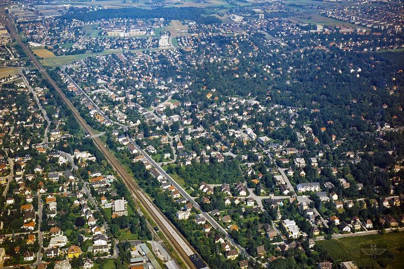 Obermenzing und Hartmannshofen. Der obere Abschnitt der Menzinger Straße, parallel mit der Bahntrasse, zwischen der S-Bahn Station Obermenzing, und dem ehemaligen Bahnübergang an der Von-kahr-Straße. Überflogen im Jahr 1979. Foto: K. Schillinger.