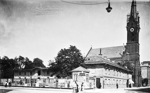 Bevor das Bauwerk der Baywa errichtet wurde stand hier die ansässige Reitschule Fränkl auf Türkenstraße 16 und der Ecke Gabelsbergerstraße Hausnummern 6, 8, 10. Im Hintergrund die Markuskirche im Jahr 1907