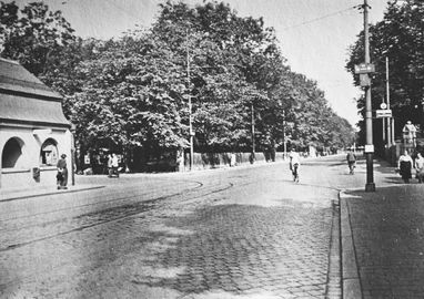 An der Trambahnhaltestelle Neuhausen. Neben dem Stationshaus beginnt die Waisenhausstraße. Hier verlief die Trambahntrasse hinauf bis zum Westfriedhof. Foto entstanden im August 1939.