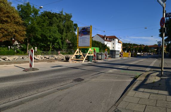 Gleisbauarbeiten entlang der Menzinger Straße in Nymphenburg im Sommer 2014.